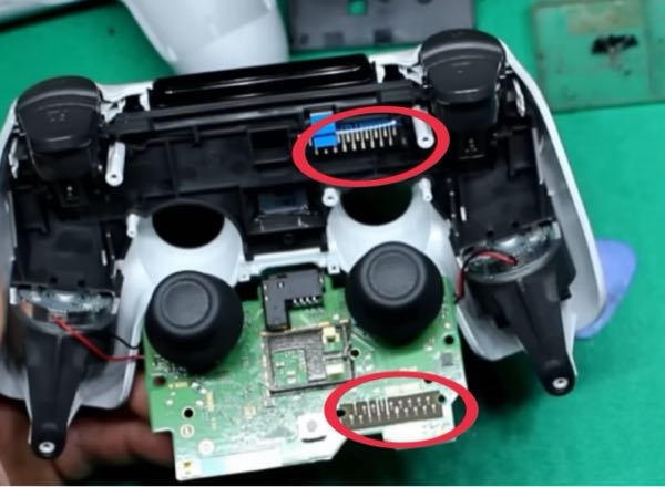 PS4のコントローラ不良について質問です。R2ボタンが数秒ごとに勝手に