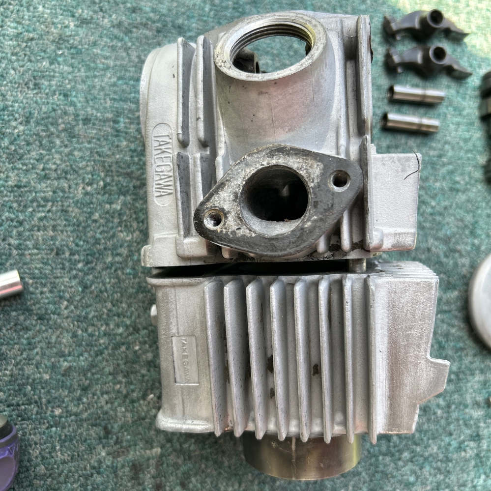 12Vモンキーエンジン6Vシリンダーヘッドの流用についての質問です。エ