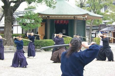 龍が如く維新 で 新選組の天然理心流の使い手の使用していた独特の構え Yahoo 知恵袋