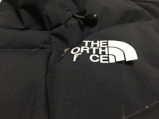 先月15日にハワイのノースフェイス直営店で購入したダウンの胸 Yahoo 知恵袋