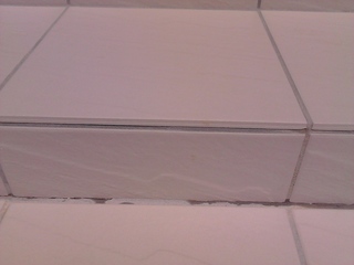 外構 タイル目地のひび割れについて ポーチ部分 写真に写って Yahoo 知恵袋