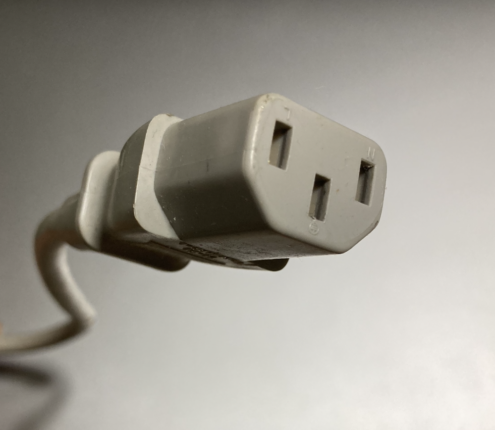 iMacG3の電源プラグがなくて困っています他の電気製品のもので代用で