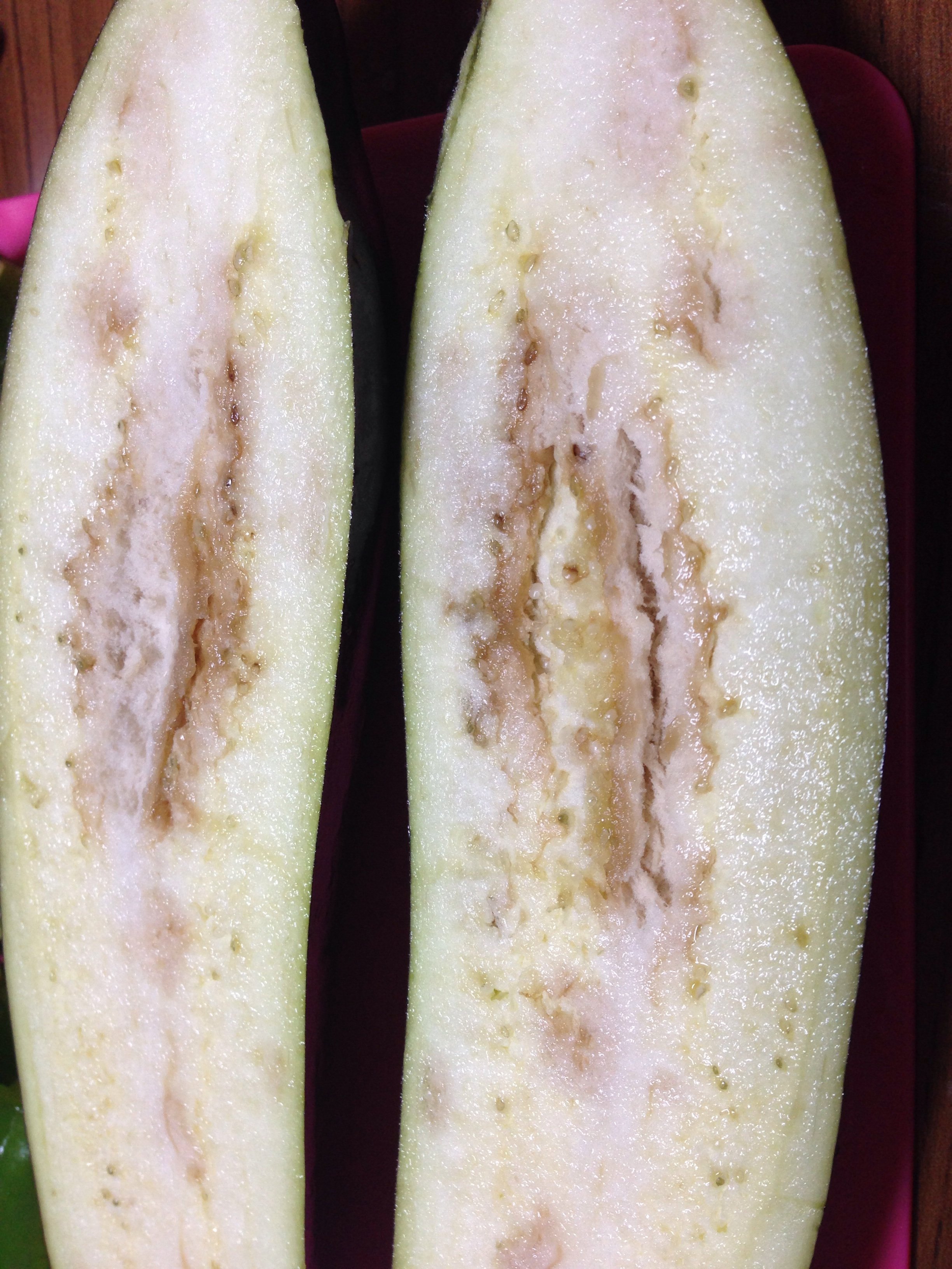 緊急]なすを切ったら茶色、空洞がある今日スーパーで購入したなすです