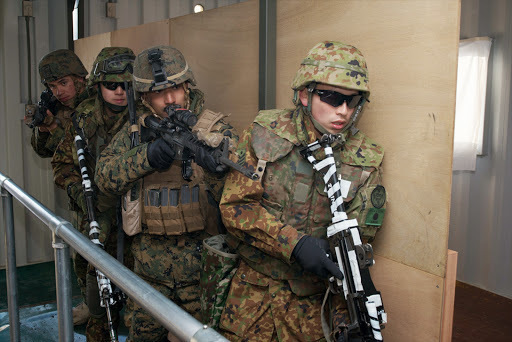 自衛隊の迷彩について もし敵国が海空自を突破して陸自との Yahoo 知恵袋