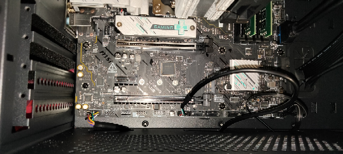 至急お願い致します。自作PCを組み立てていたところグラフィックボード