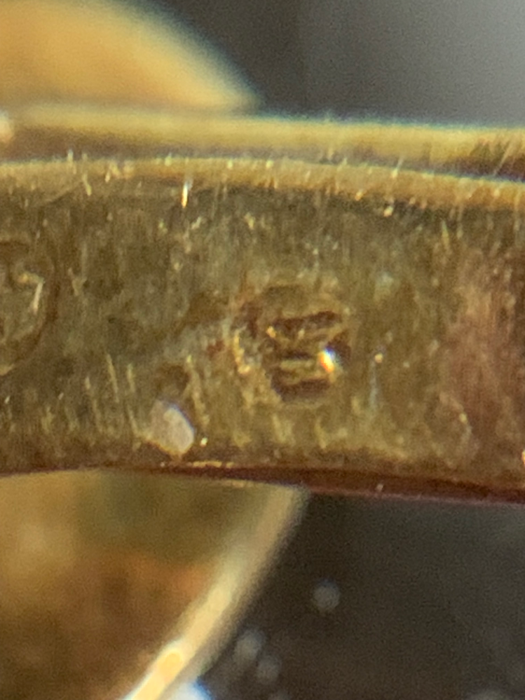 刻印について質問です。祖父の遺品整理で見つけましたが、金っぽいです