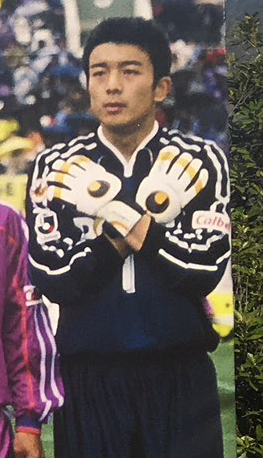 サッカーの試合前の集合写真でゴールキーパーだけチームメイトと肩 Yahoo 知恵袋