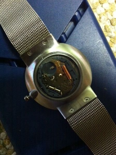 腕時計を横に振ったら、針が動くので 腕時計を横に振ったら、針が動くので