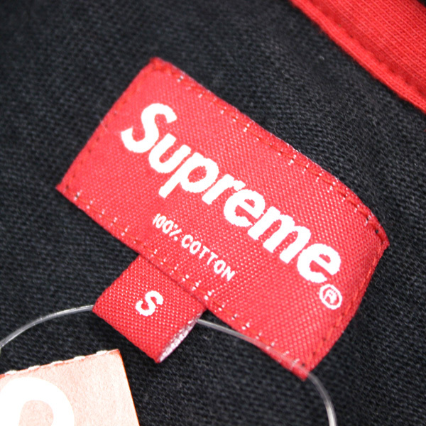 supremeのtシャツで白タグと服に縫い付けてある赤タグの商品の違いは