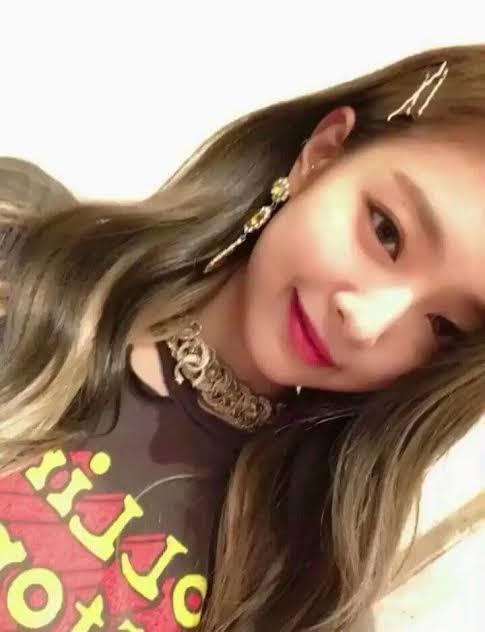 Blackpinkのジェニが前髪をヘアピンでばってんで止めてい Yahoo 知恵袋