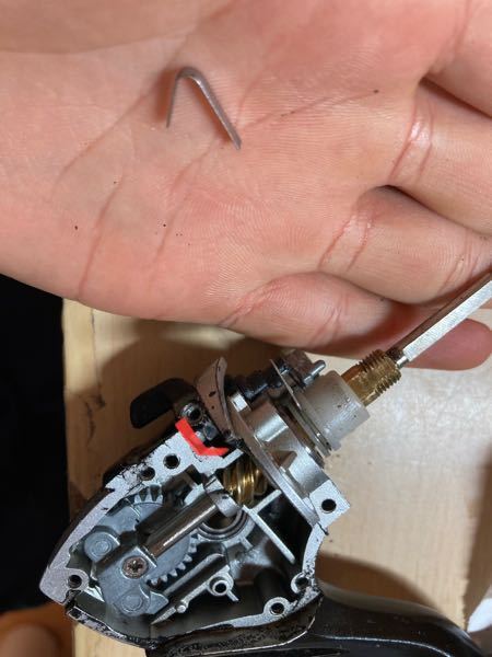 スピニングリールの逆転ストッパーの この金属の部品 どこに取り付けたら良 Yahoo 知恵袋