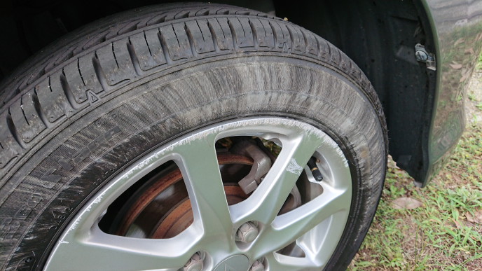 車を運転中 縁石にタイヤを擦ってしまいました 帰宅中は問題なく走行はでき Yahoo 知恵袋