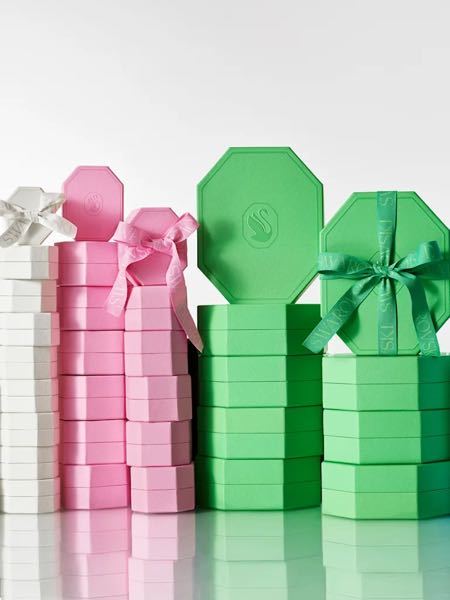 友人の誕生日がもう少しなので、スワロフスキーのネックレスをネットで