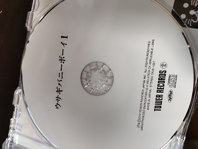 新品未開封のCDを購入したのですが、データ記録面に、周りと色が若干