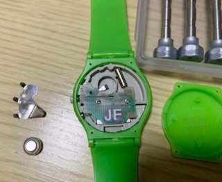 子供のデジタル腕時計の電池交換をしましたが動きません。 - ネ