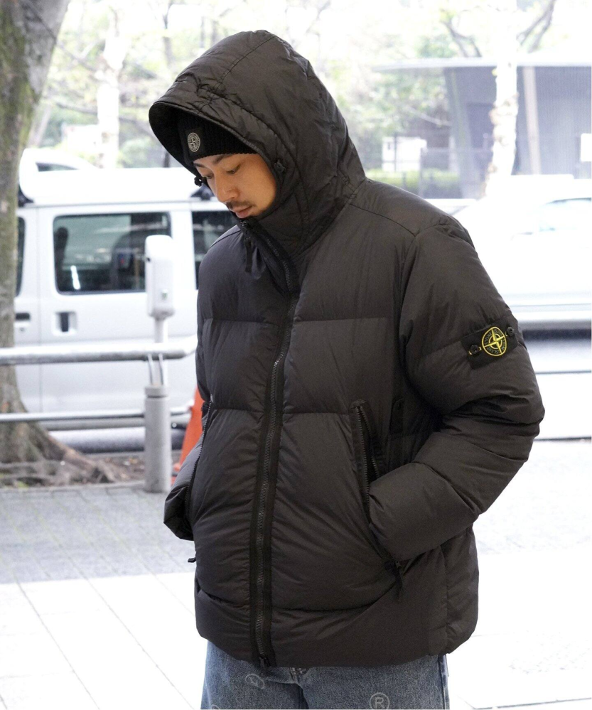 ダウンジャケットの表面にボタンを二つ新しく縫い付けたいのですが、何