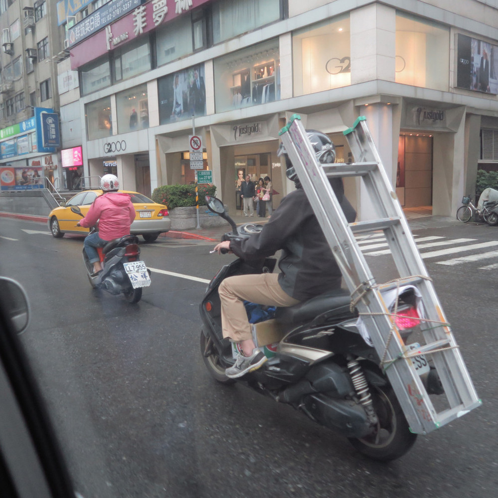 125CCのスクーターで常態的に脚立を運ぶ方法はあるものでしょうか 