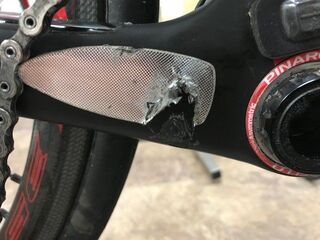 ロードバイクのチェーン落ち対策でチェーンステーのｂｂ寄りにアルミ Yahoo 知恵袋