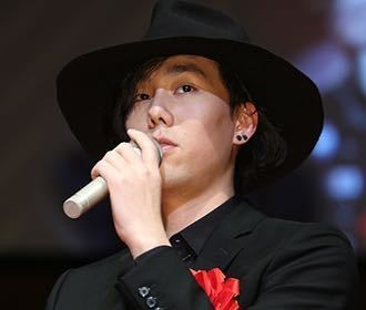 Radwimpsのボーカルの野田洋次郎さんってピアスをつけていま Yahoo 知恵袋