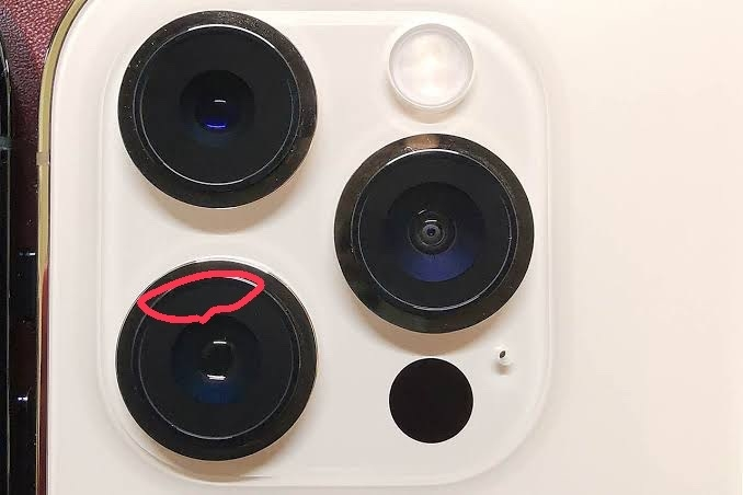 Iphoneのカメラについてこの写真で言うと真ん中の大きい丸部分に傷が入っ Yahoo 知恵袋