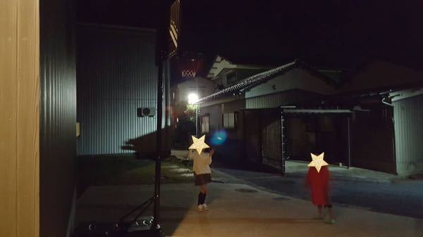 妹の子供たちが夜 家の前で遊んでいる写真です 青い光が写りこんでいます こ Yahoo 知恵袋