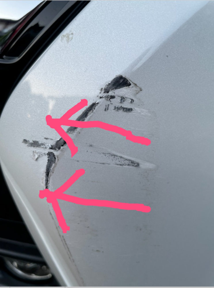 車の傷なのですが、これって前→後ろか、後ろ→前に向かって擦った傷