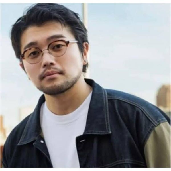 カーニーのメガネについてです。KingGnuの井口さんまたは常田さんが