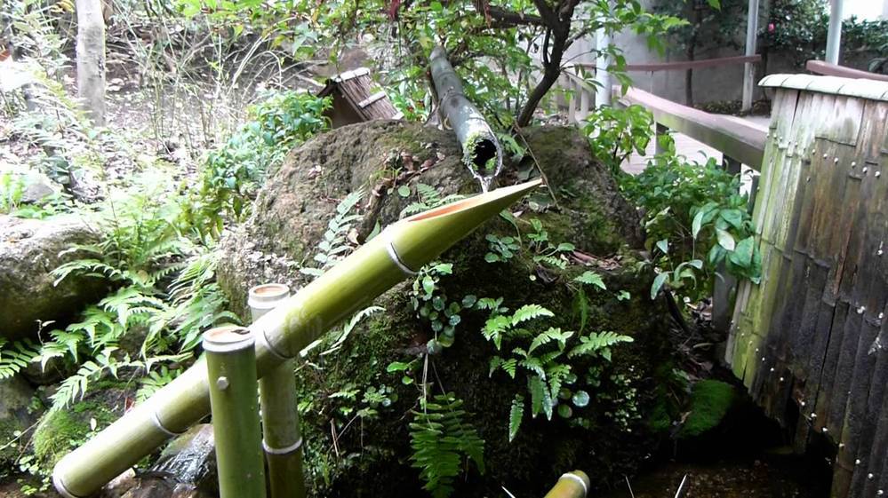 筧と鹿おどしの違いってなんですか 筧 は懸樋とも書き 水を引く樋のこ Yahoo 知恵袋