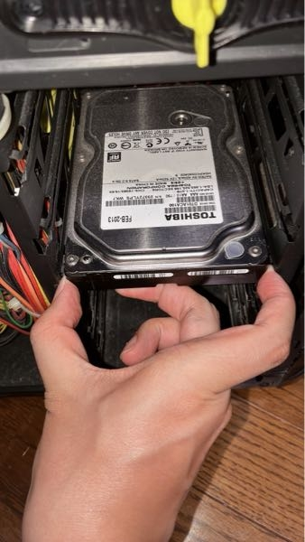 デスクトップPCのHDDをSSDへ交換したいですが、HDDの外し方が分かりま