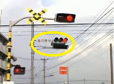 大阪駅から少し西にある梅田ランプ西交差点は 交差点と踏切が一緒になった信号機 Yahoo 知恵袋