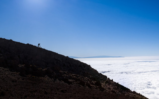 ウインドウズ10ロック画面の 撮影場所を探しています 雲海を下に高い山の斜面 Yahoo 知恵袋