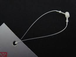 洋服やぬいぐるみに 商品情報などが書かれた紙のタグがプラスチックの紐みたいの Yahoo 知恵袋