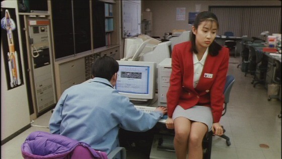 スカートスーツにスニーカーって合わないですよね 膝丈より少し短めのスカ Yahoo 知恵袋