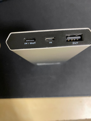 モバイルバッテリーを充電する口が2個あるんですが両方刺して