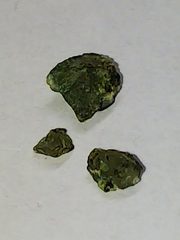 緑色半透明の結晶が多い石の名称をご教示ください】茨城県久慈川河原に