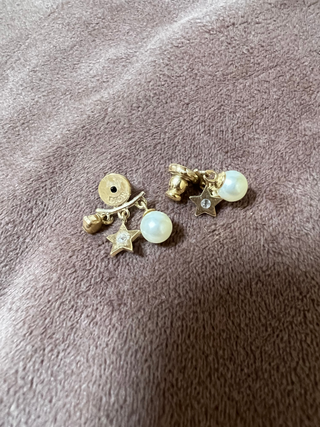 Diorのこのピアスを着けてるんですけど、どれだけキツく締めても