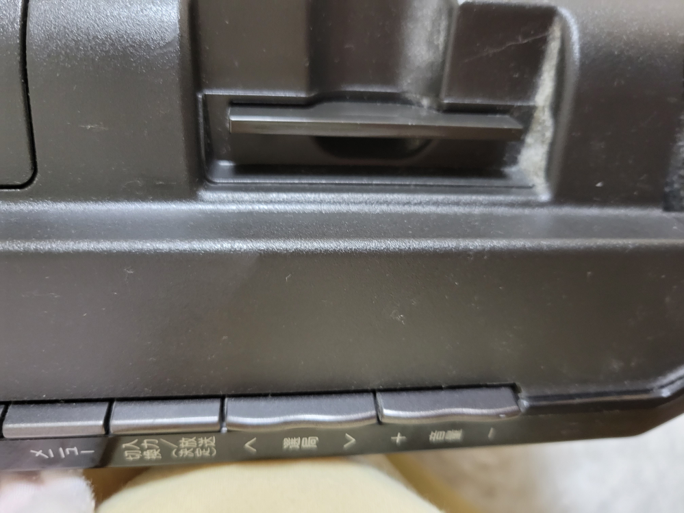 B-casカードのカバーが外れなくて困っています。外し方を教えてく