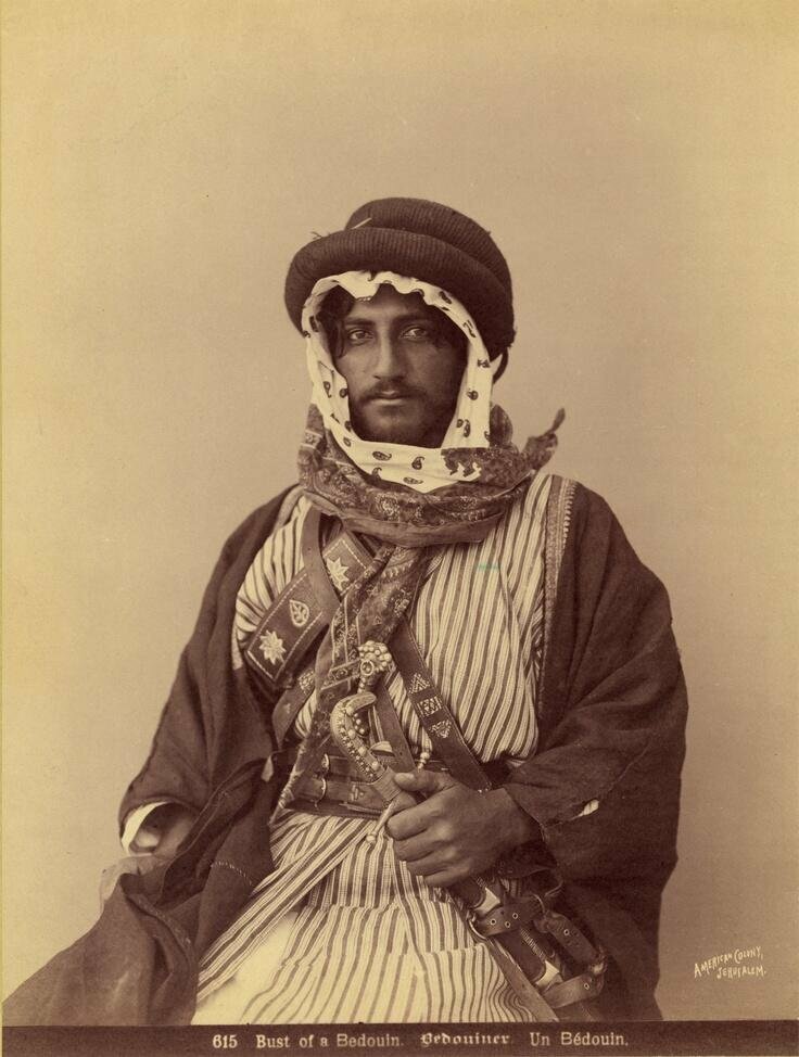 砂漠地帯の民族衣装の名前を教えてください 中東の砂漠で遊牧民等の男 Yahoo 知恵袋