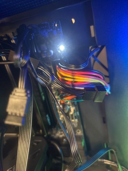 ゲーミングpcをさっき組み上げて初回起動した時にはbios画面が出
