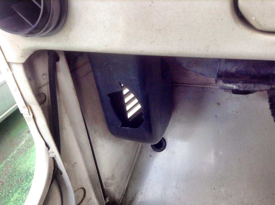 三菱ジープj53車内がものすごく排ガス臭く気分が悪くなるほどです整 Yahoo 知恵袋