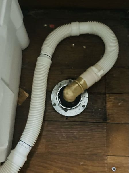 洗濯機ですが、排水溝？の部分が穴だけになっているのですがこれって 