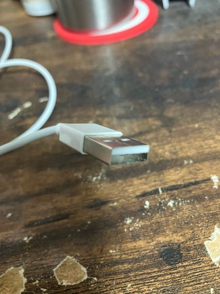 えー！AirPodsPro3！充電！至急！！iPhone充電機が差さらないんで