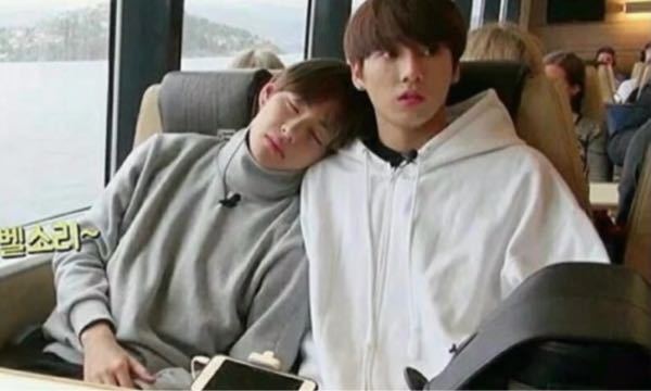 グクとテテが2人で並んで座っててテテがグクの肩に頭載せて寝てたり2人で自撮りし Yahoo 知恵袋