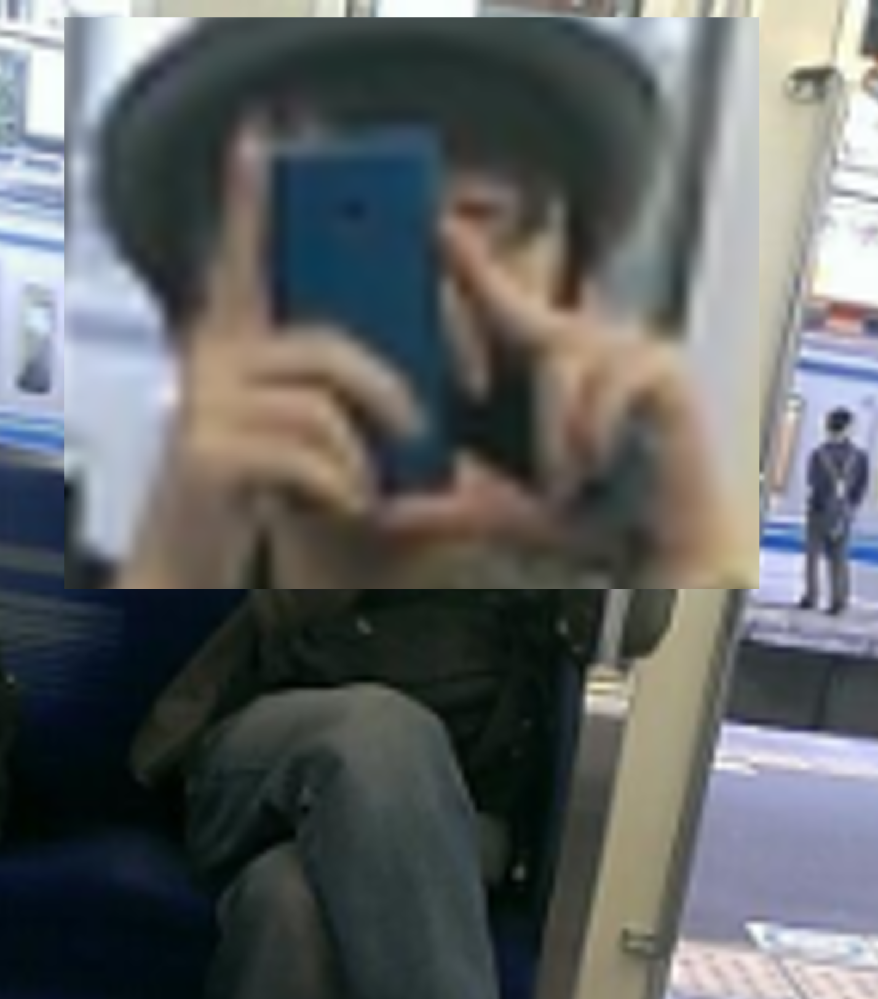 電車内でスマホをいじるときは カメラを指で隠すべき 気になるからやめろ Yahoo 知恵袋