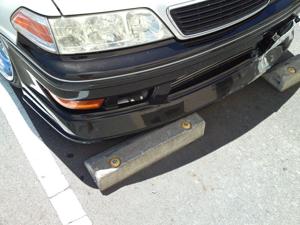 コンビニ等にある車どめについてコンビニやスーパー等の駐車場に車止めってあります Yahoo 知恵袋