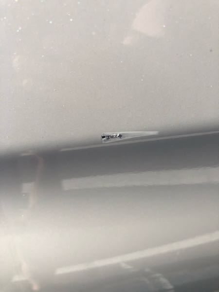今車を確認したところ、助手席側ドアに擦ったような傷と削れたような跡